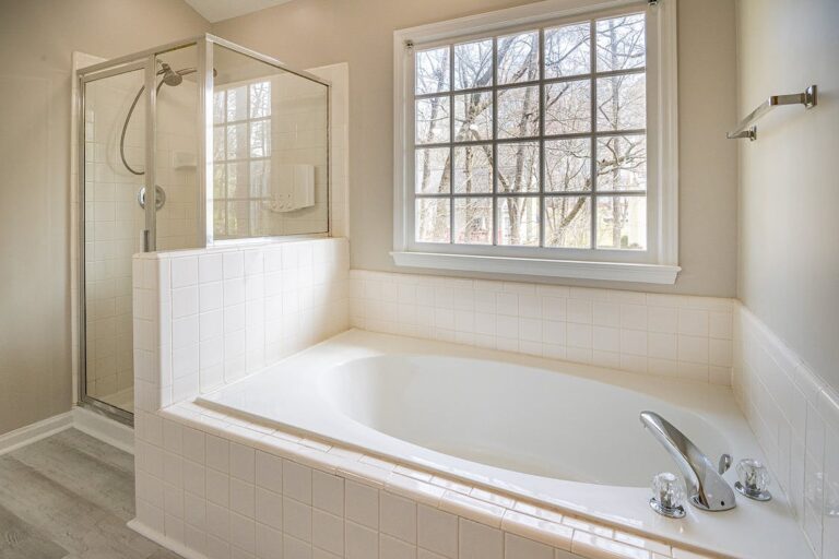 Bathroom Makeover : Affordable Updates for a Fresh Look in 2024