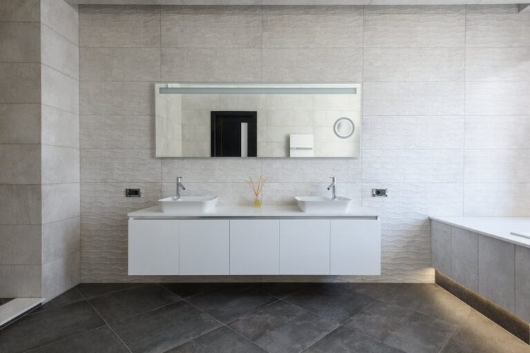 Bathroom Renovation Tips for a Luxurious and Functional Space in 2024